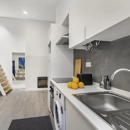 דירה Whome Urban Escape: 1-br W/mezzanine Near Campo Ourique ליסבון
